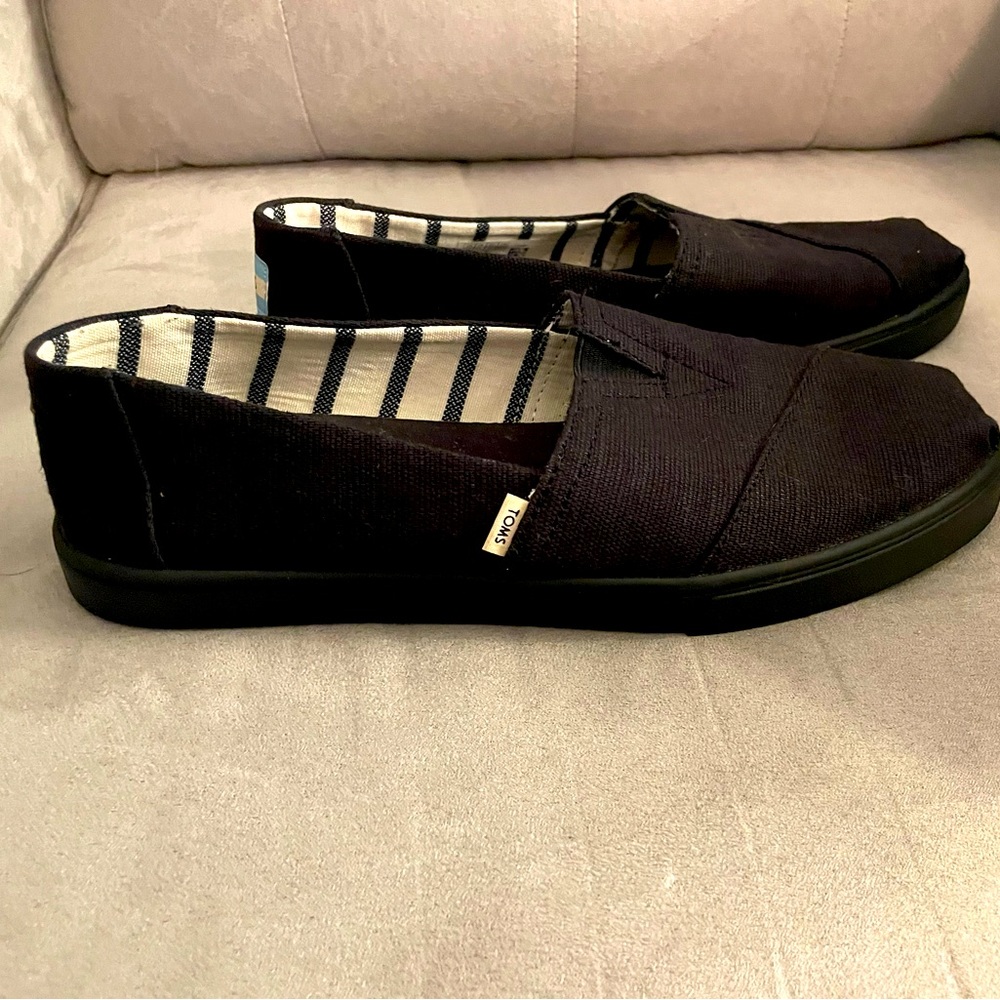 Women’s black TOMS size 8.5